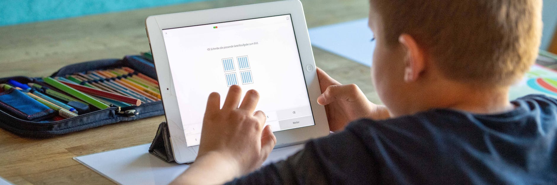 Berlinweit sollen sozial benachteiligte 41.500 Schülerinnen und Schüler ein Tablet bekommen.