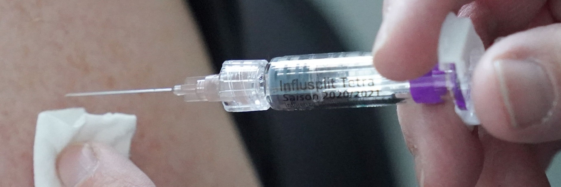 Nach der Zulassung eines Corona-Impfstoffs sollen in Deutschland Ältere, Menschen mit Vorerkrankungen sowie Mitarbeiter in Krankenhäusern und Pflegeheimen zuerst gegen das Virus geimpft werden.