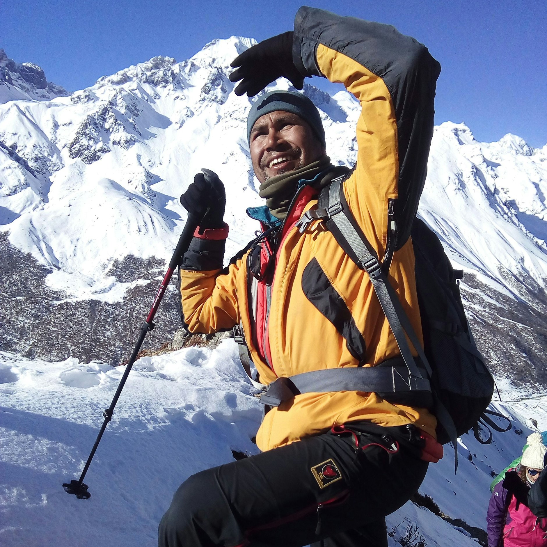 Khim Lal Gautam schaut während der Mission zur Messung der Höhe des Mount Everest zu.