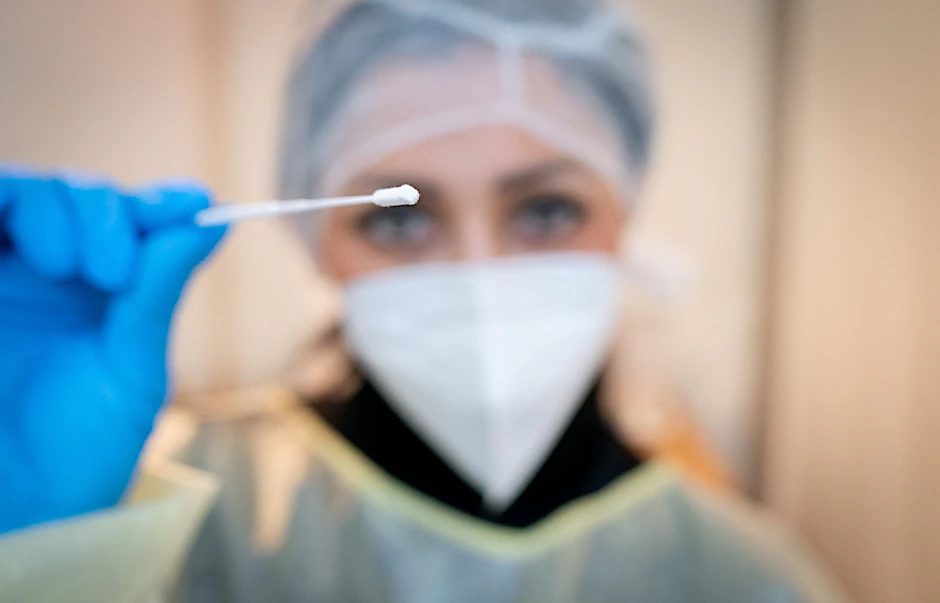 Eine Sanitäterin hält ein Abstrichstäbchen für einen Corona-Schnelltest in der Hand.&nbsp;