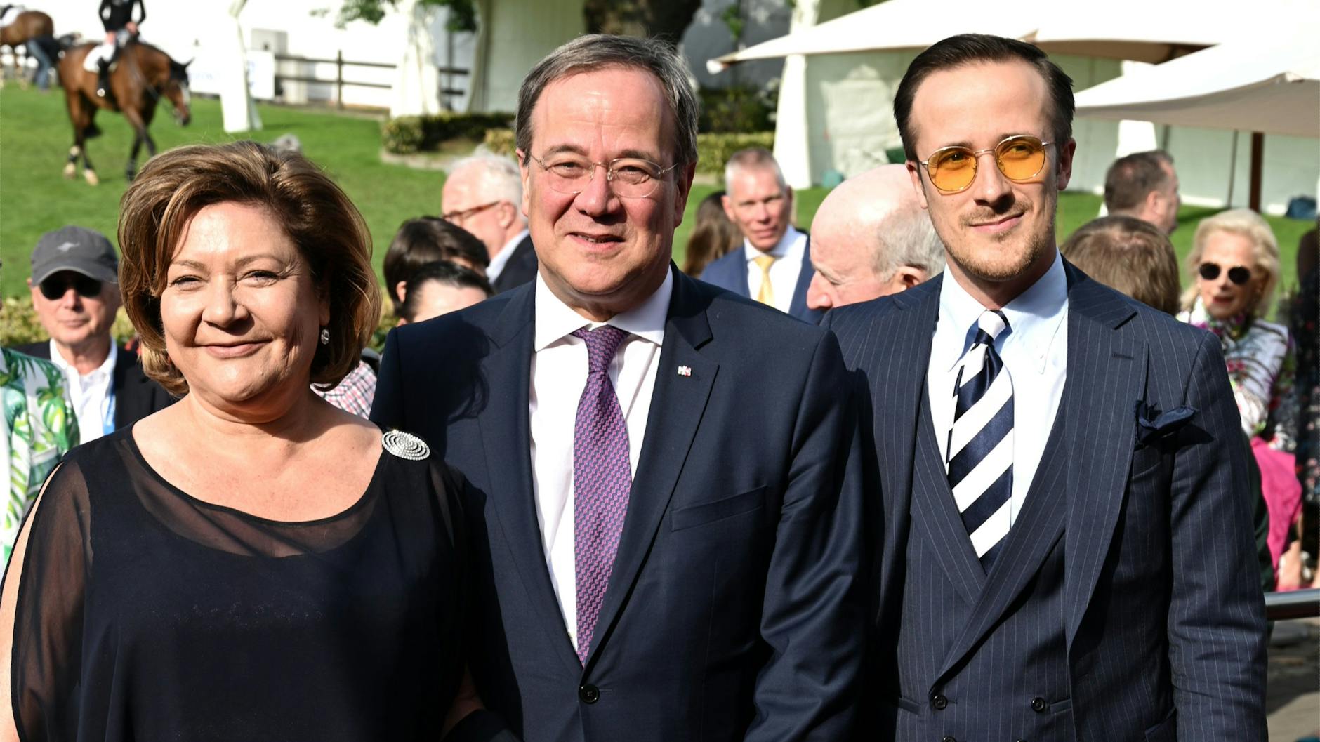 Johannes Laschet (r.) mit seinen Eltern Susanne und Armin Laschet bei einem Reitturnier in NRW im vergangenen Jahr. 