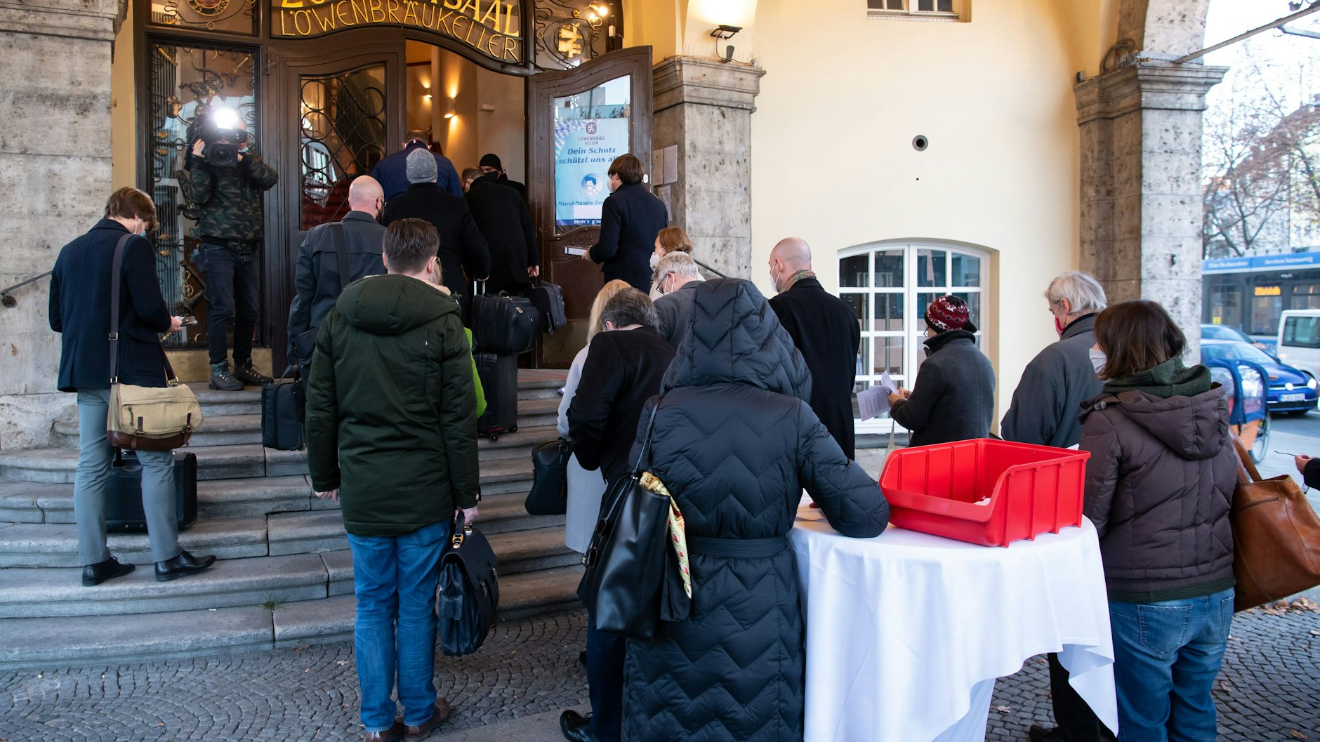 Keine gute Laune vor dem Münchner Löwenbräukeller, wo sich am 18. November Gläubiger von Wirecard trafen. Das sehr große Lokal wurde vom Amtsgericht gebucht, um viele Menschen bei der Gläubigerversammlung coronasicher einladen zu können.&nbsp;