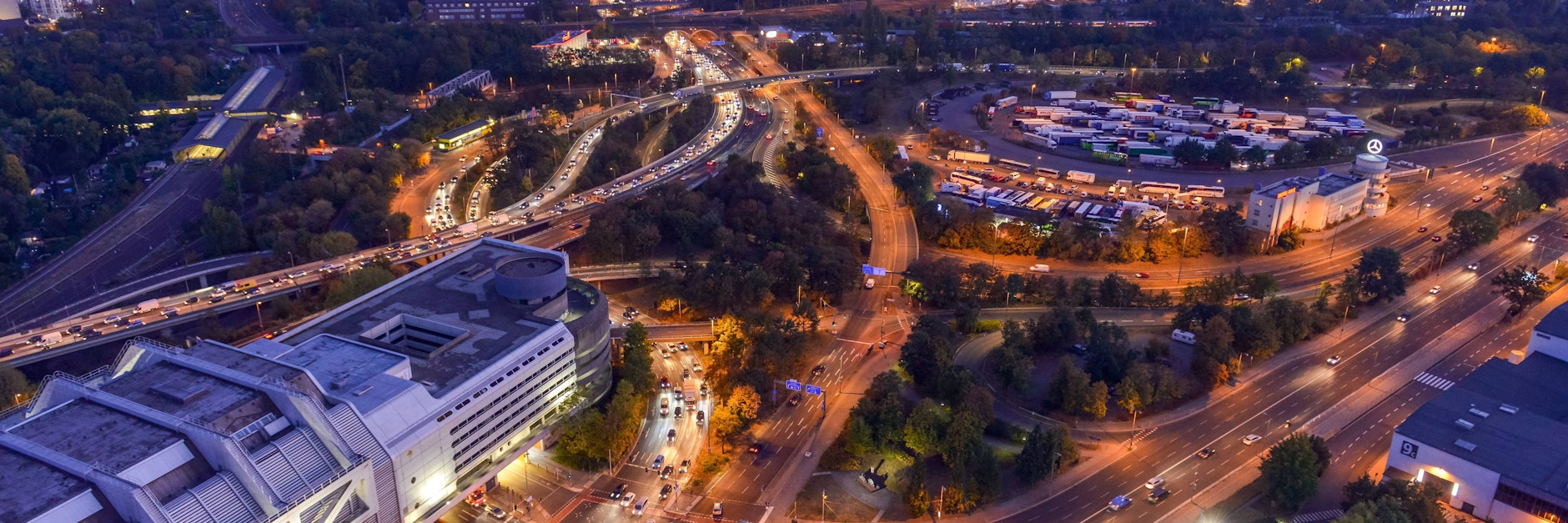 Einer der wichtigsten Verkehrsknotenpunkte in Berlin: das Autobahndreieck Funkturm neben dem ICC (links)