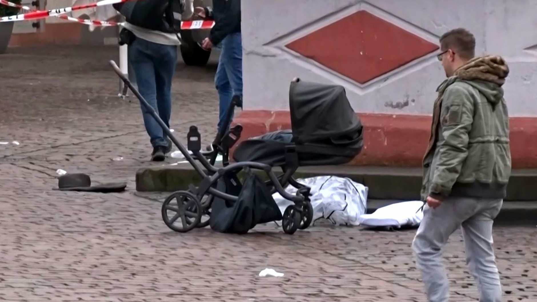 Dieser Kinderwagen flog durch die Wucht des Aufpralls durch die Luft.&nbsp;