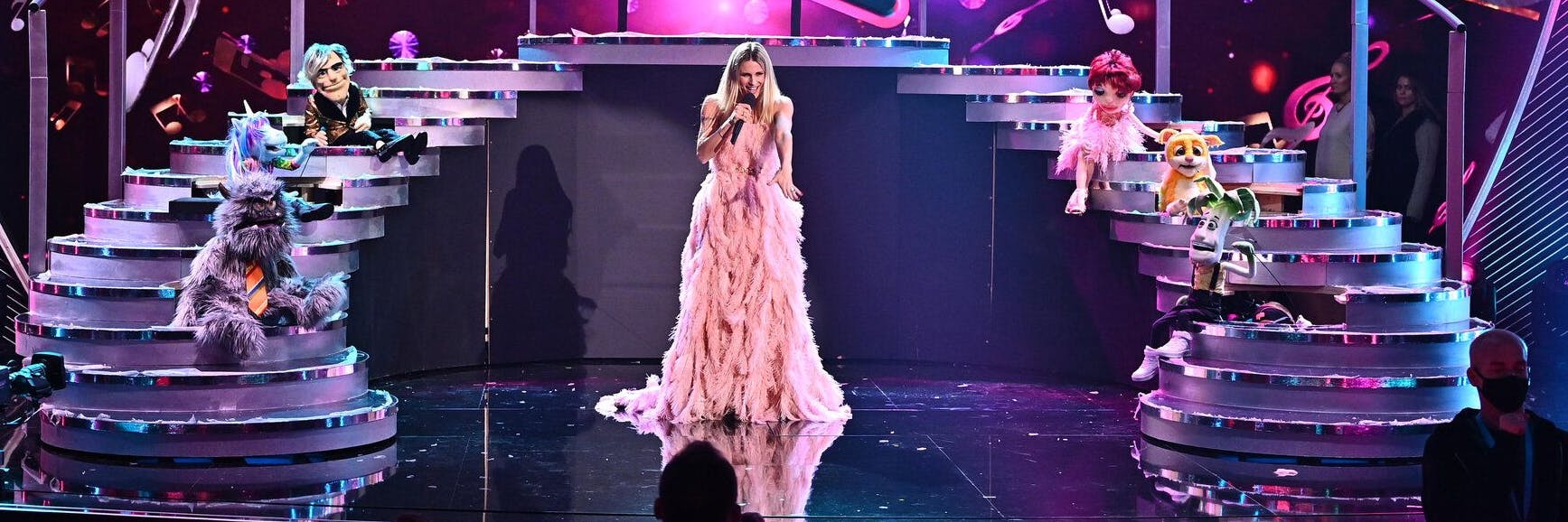 Moderatorin Michelle Hunziker steht bei einer Probe zu „Pretty in Plüsch“ mit den Puppen.