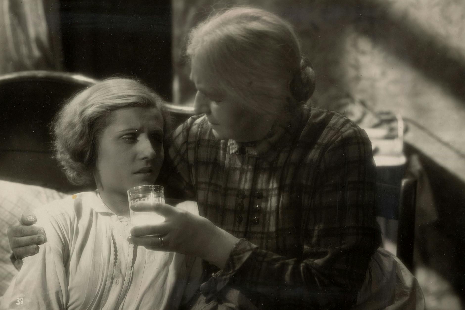 Grete Mosheim (links) als schwangere Hete, die in dem Film „Cyankali“ (1930) nach dem Theaterstück von Friedrich Wolf, zu einer „Engelmacherin“ geht. 