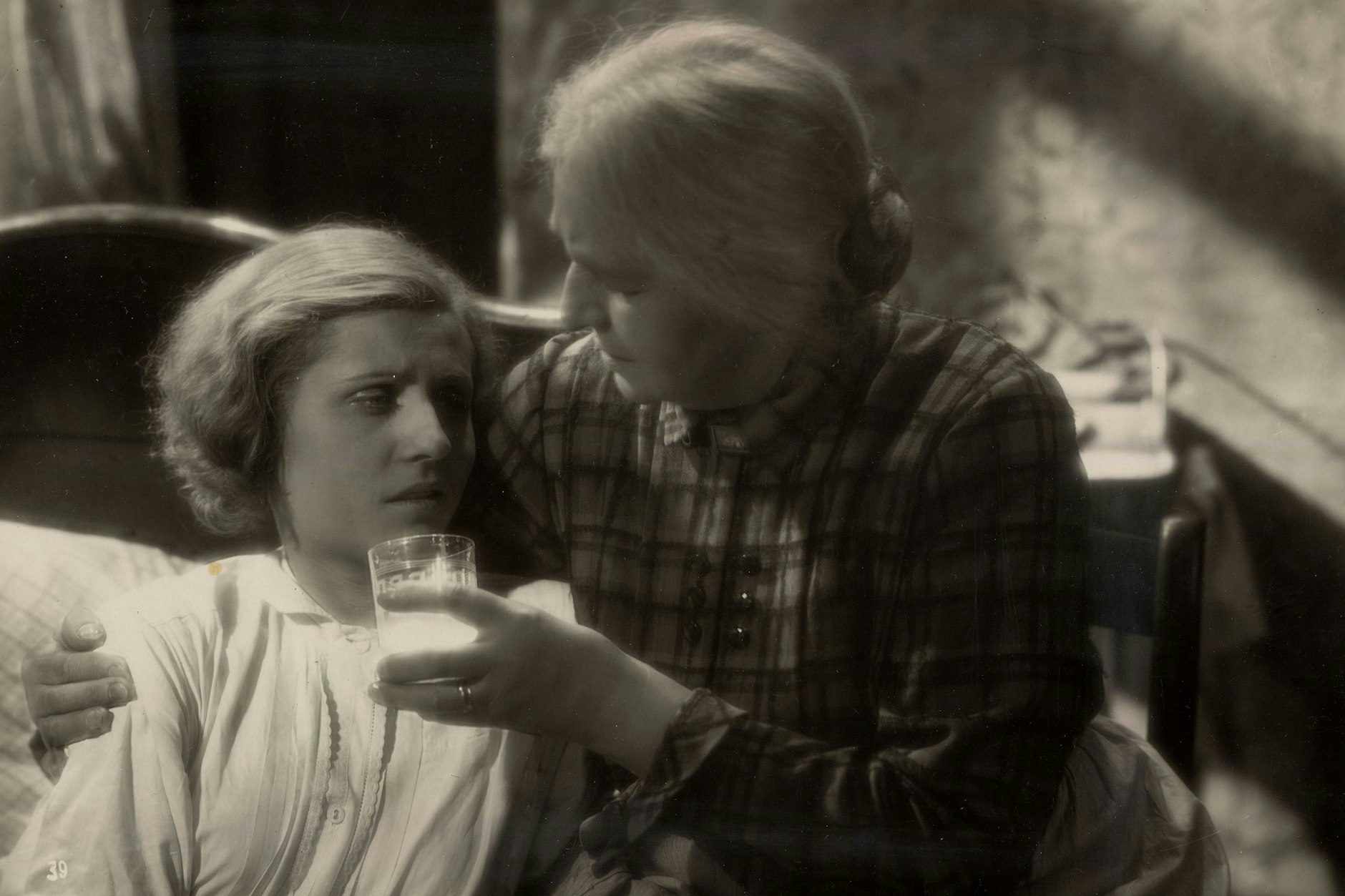 Grete Mosheim (links) als schwangere Hete, die in dem Film „Cyankali“ (1930) nach dem Theaterstück von Friedrich Wolf, zu einer „Engelmacherin“ geht.&nbsp;