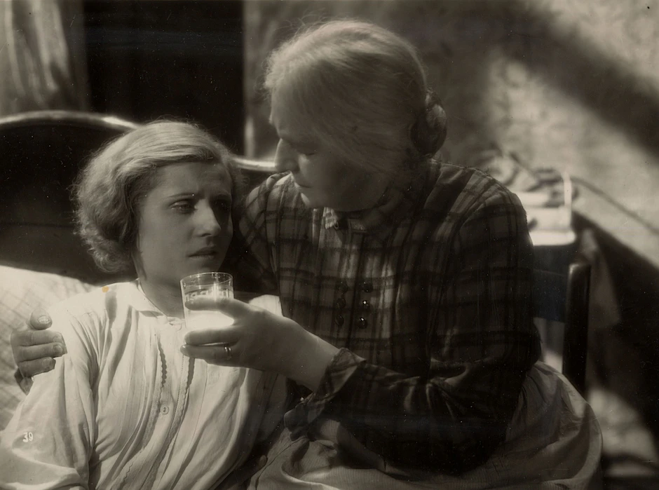 Grete Mosheim (links) als schwangere Hete, die in dem Film „Cyankali“ (1930) nach dem Theaterstück von Friedrich Wolf, zu einer „Engelmacherin“ geht.&nbsp;