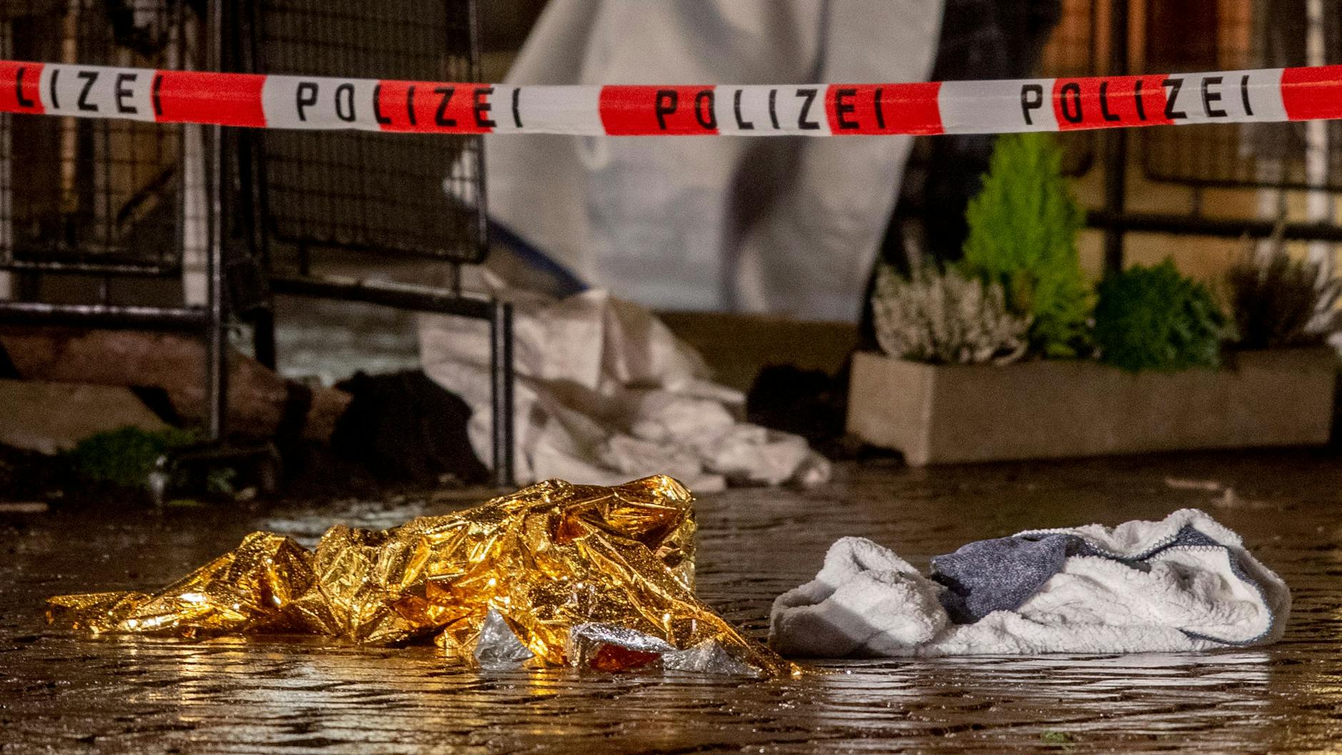 Erschütterndes Fotos aus Trier. Oberbürgermeister Wolfram Leibe, der von «einem Bild des Grauens» spricht, sagt: «Ich glaube, es ist der schwärzeste Tag der Stadt Trier nach dem Zweiten Weltkrieg.» Ein in Trier geborener Mann habe mutmaßlich Triererinnen und Trierer getötet. Dieses Trauma werde die Stadt aufarbeiten. «Ich will wissen, warum jemand das tut», betont Leibe. 
