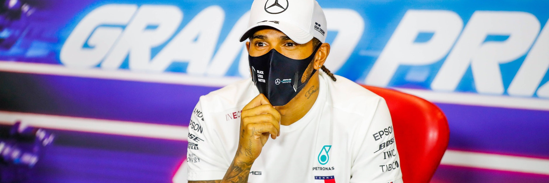 Trotz des regelmäßigen Tragens des Mundschutzes hat sich Lewis Hamilton mit Covid-19 infiziert.