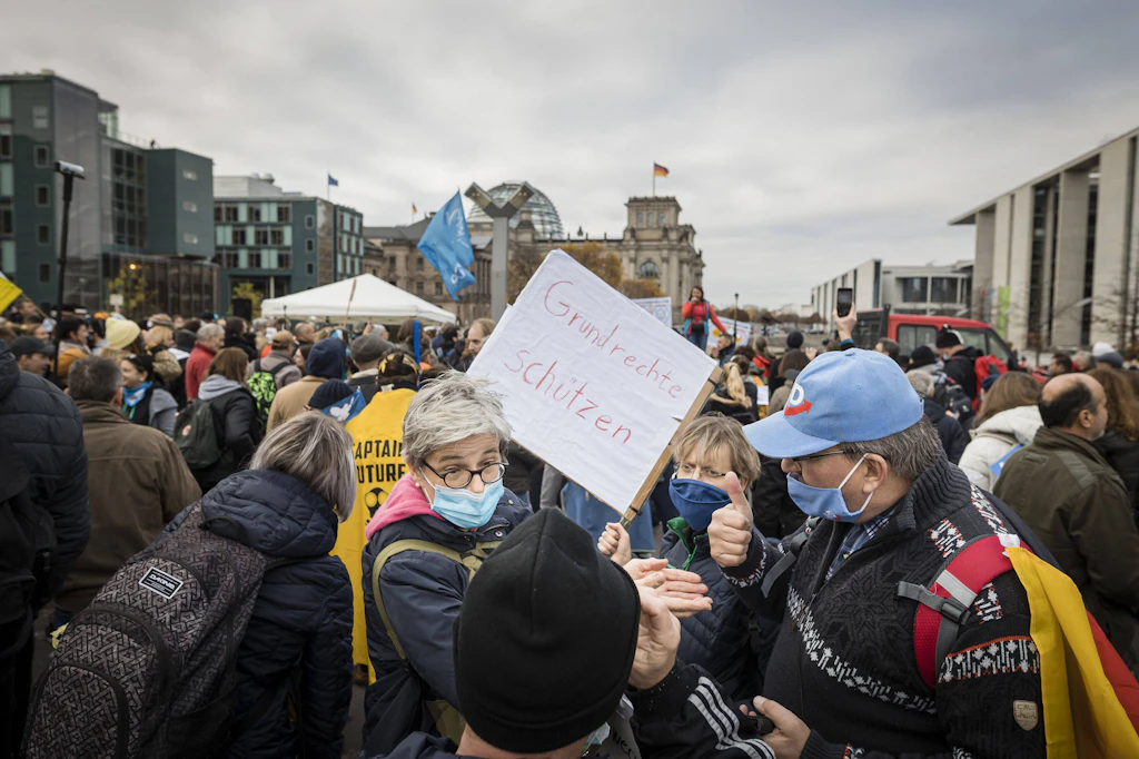 Warum halten sich manche nicht an Corona-Regeln? Eine Antwort lautet: Reaktanz