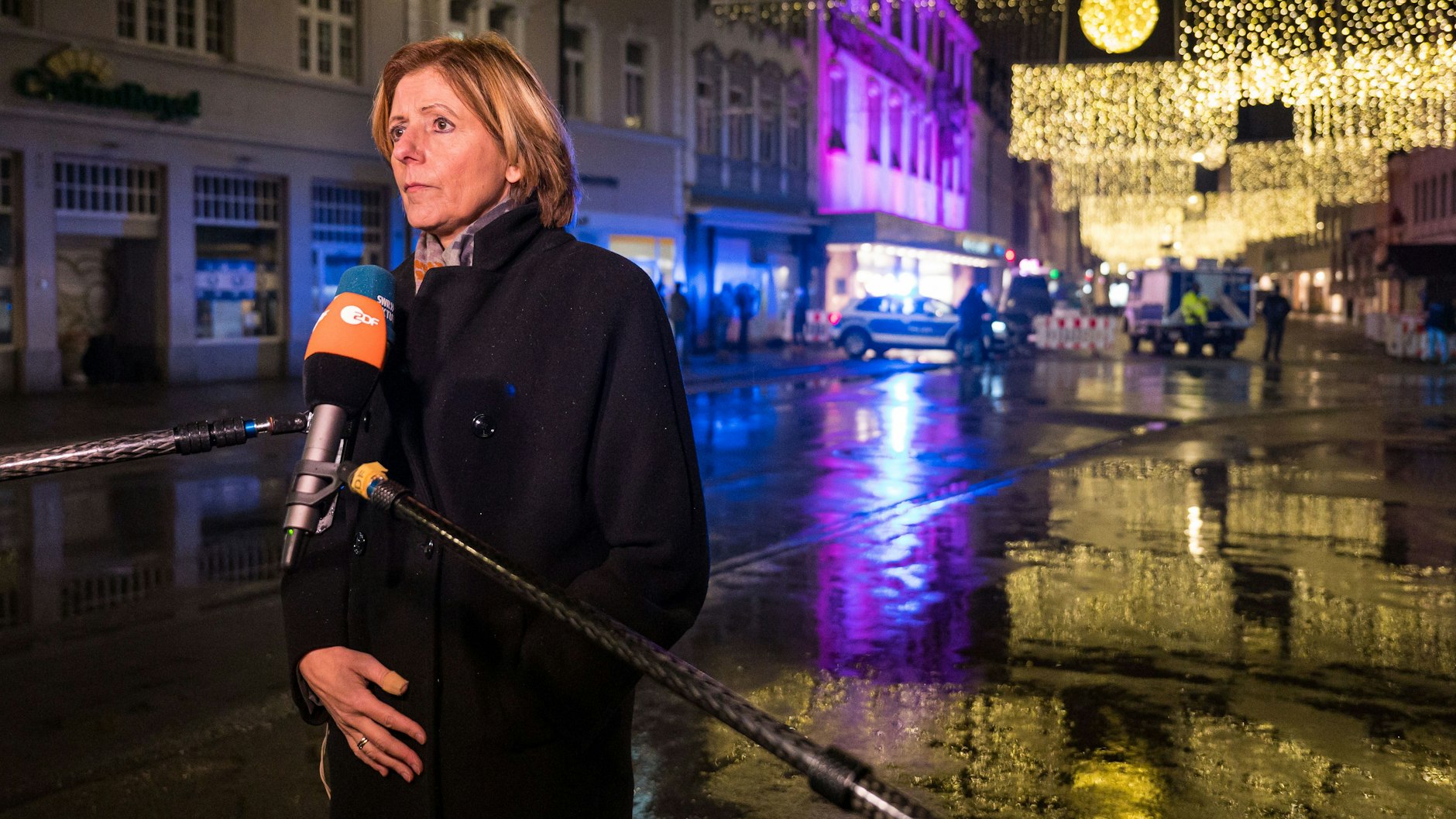 «Es ist einfach nur furchtbar», sagt Ministerpräsidentin Malu Dreyer. Das Allerschlimmste sei, dass Menschen ihr Leben verloren hätten. Unweit schlagen die Glocken des mächtigen Doms. Bischof Stephan Ackermann hat für den Abend zum Gebet für die Opfer in die Mutterkirche des Bistums eingeladen.&nbsp;&nbsp;