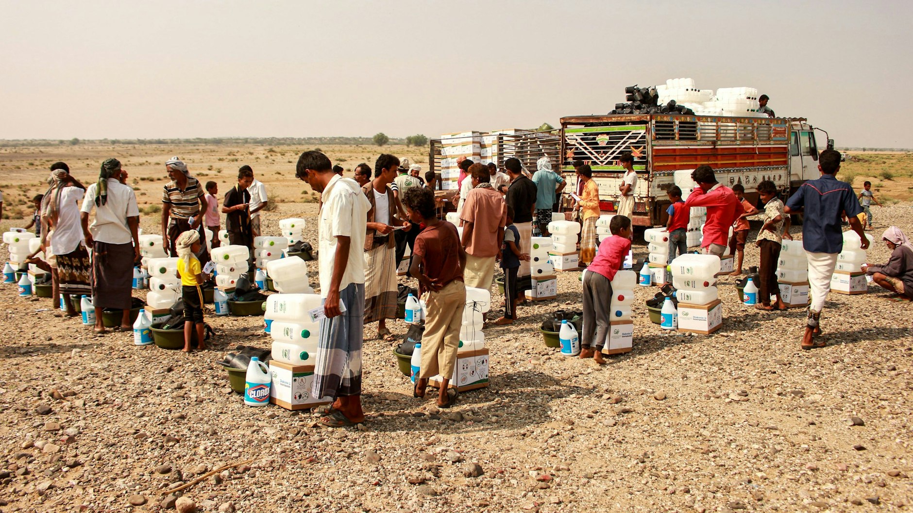 Menschen stehen für Wasser im Jemen an. In dem Bürgerkriegsland ist die humanitäre Lage verheerend. ESSA AHMED / AFP)