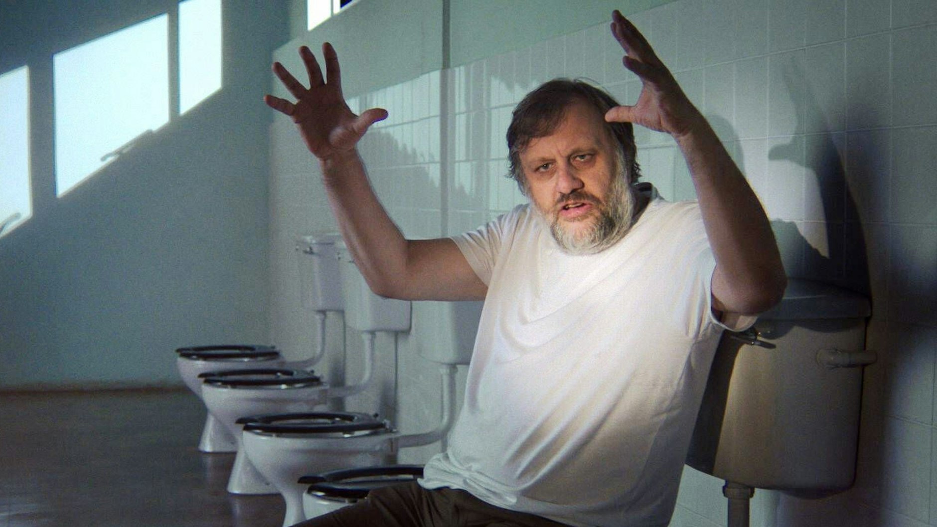 Eine Szene aus dem Dokumentarfilm „The Pervert's Guide To Ideology“ von 2012. Der slowenische Philosoph Slavoj Zizek bespricht, auf einer Toilette sitzend, Stanley Kubricks Film „Full Metal Jacket“.