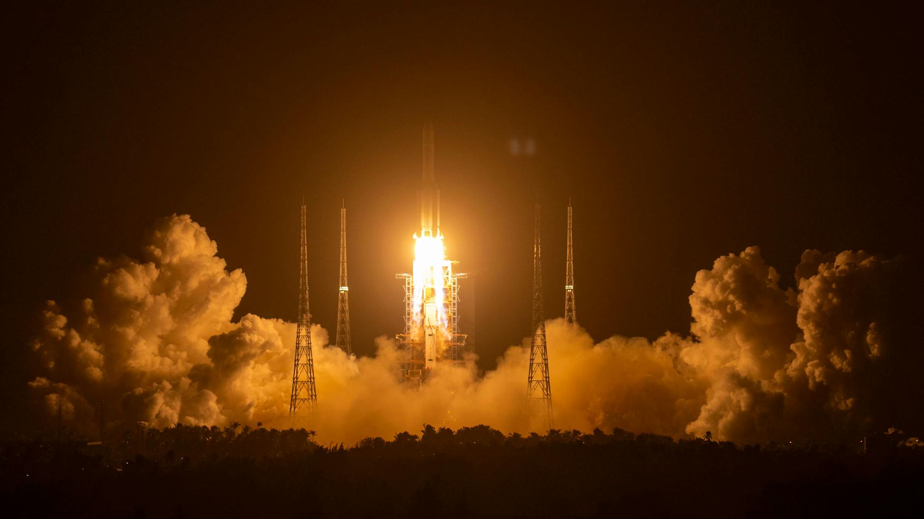 Eine Rakete vom Typ „Chang'e 5“ auf der Startrampe des Wenchang Space Launch Center.