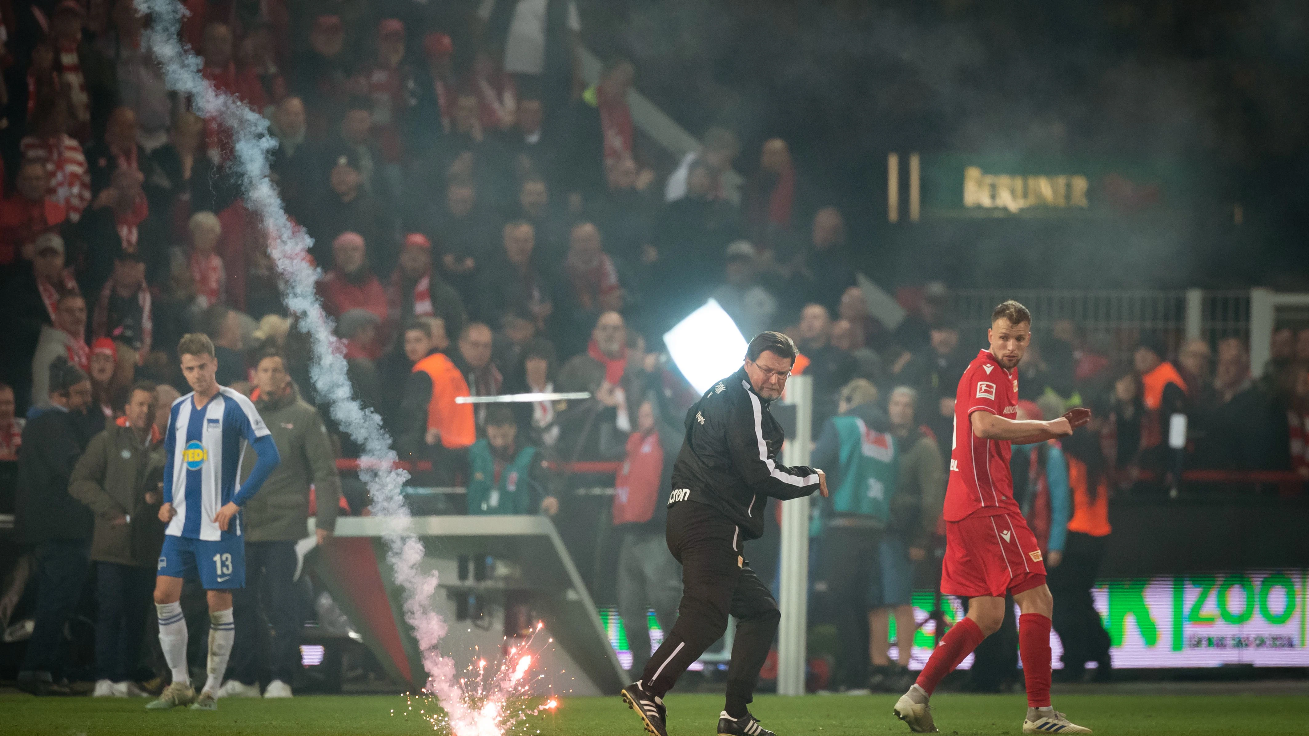 Beim ersten Bundesligaderby in der Alten Försterei vor gut einem Jahr flogen Feuerwerkskörper auf den Platz.