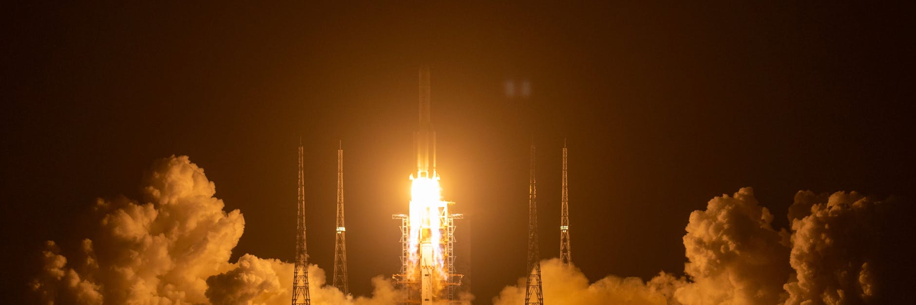 Eine Rakete vom Typ „Langer Marsch 5“, die das Raumschiff „Chang'e 5“ auf den Weg zum Erdtrabanten bringen sollte, startet auf der Startrampe des Wenchang Space Launch Center.