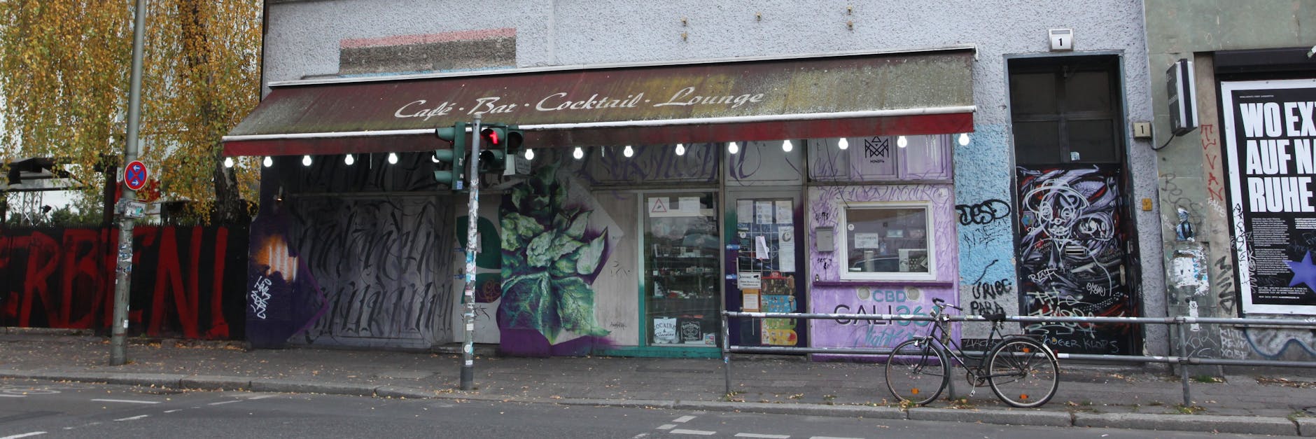 Späti mit Club hinter der Kühlschranktür. Zu finden in der Brückenstraße am U-Bahnhof Heinrich-Heine-Straße.