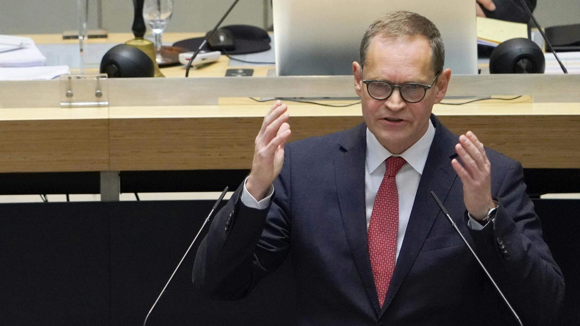 Michael Müller während der Debatte am Donnerstag im Abgeordnetenhaus. Er sprach sich für einen verschärften Lockdown aus.