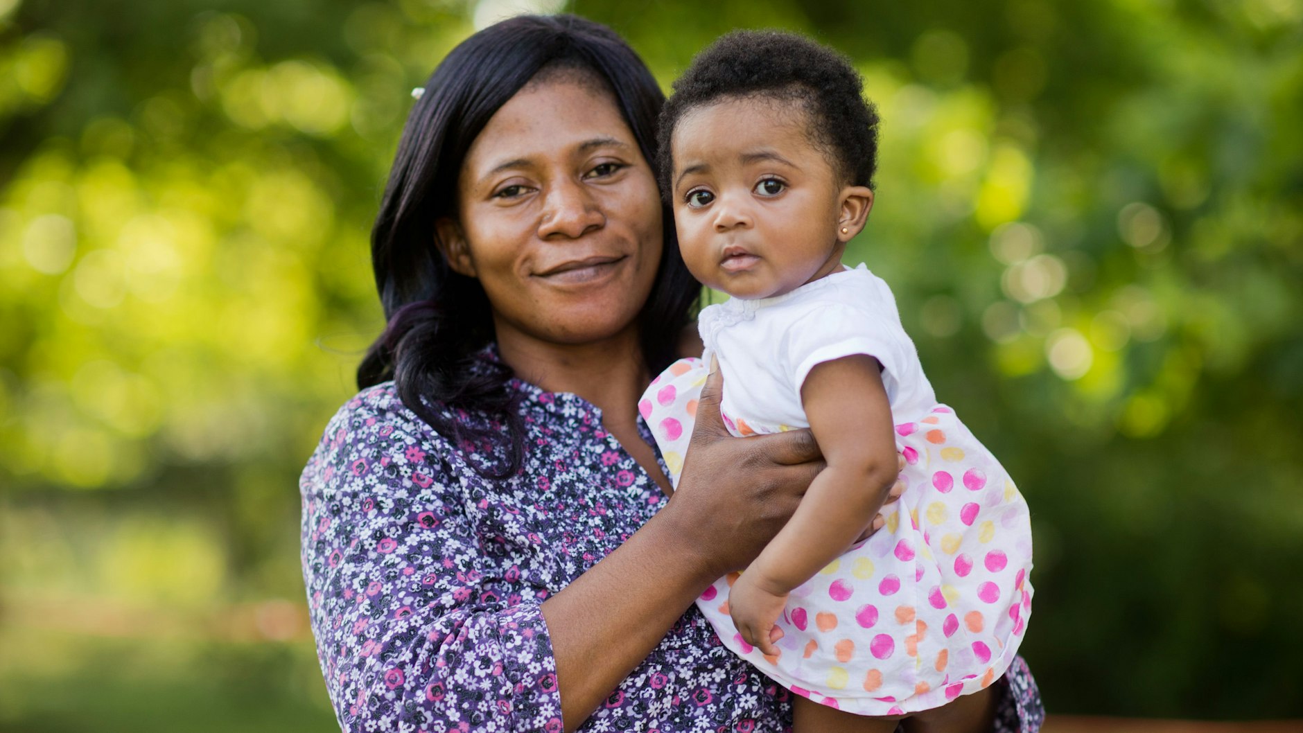 Die sechs Monate alte Angela Merkel Ade und ihre Mutter Ophelya Ade (26) stehen vor der Flüchtlingsunterkunft Oststadtkrankenhaus. Der Name machte das kleines ghanaische Flüchtlingskind weltbekannt. Die Mutter taufte ihr Baby aus Respekt vor der deutschen Kanzlerin Angela Merkel.