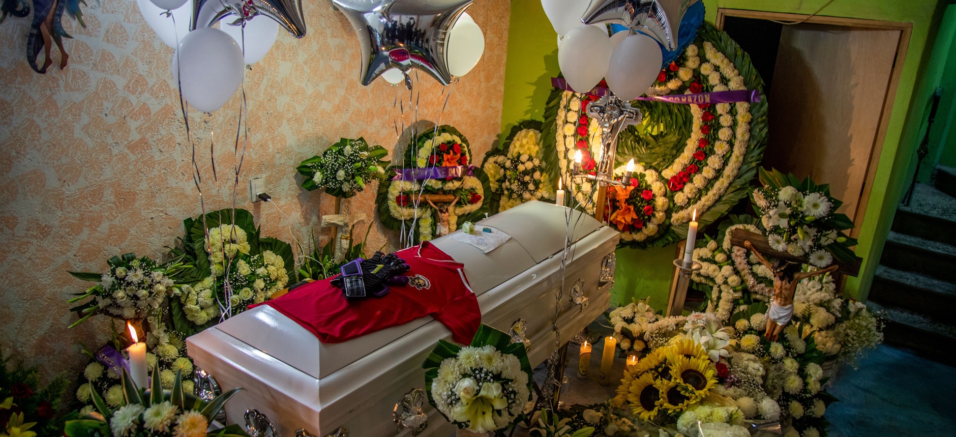 Ein Trikot und Fußballhandschuhe liegen auf dem Sarg des 14-jährigen Alessandro, dessen Leiche in einem Koffer in der Innenstadt von Mexiko-Stadt gefunden wurde.