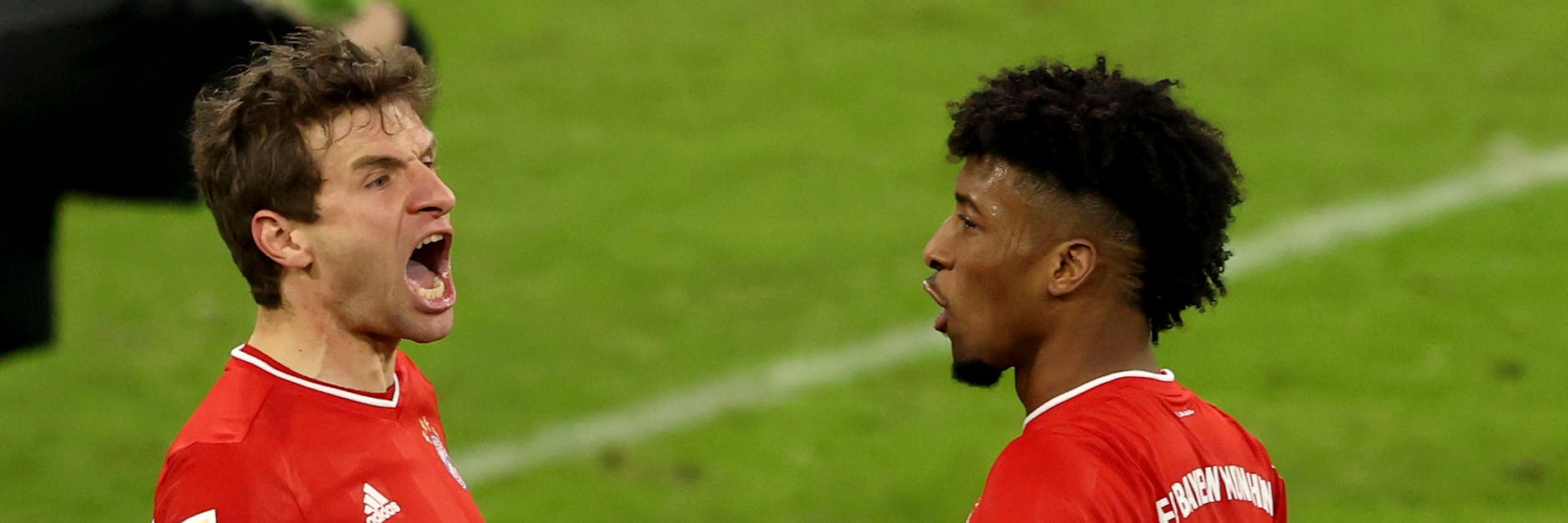 Thomas Müller (l.) feiert zusammen mit Kingsley Coman einen Bayern-Treffer. Beide waren zuletzt in überragender Form beim Rekordmeister. 