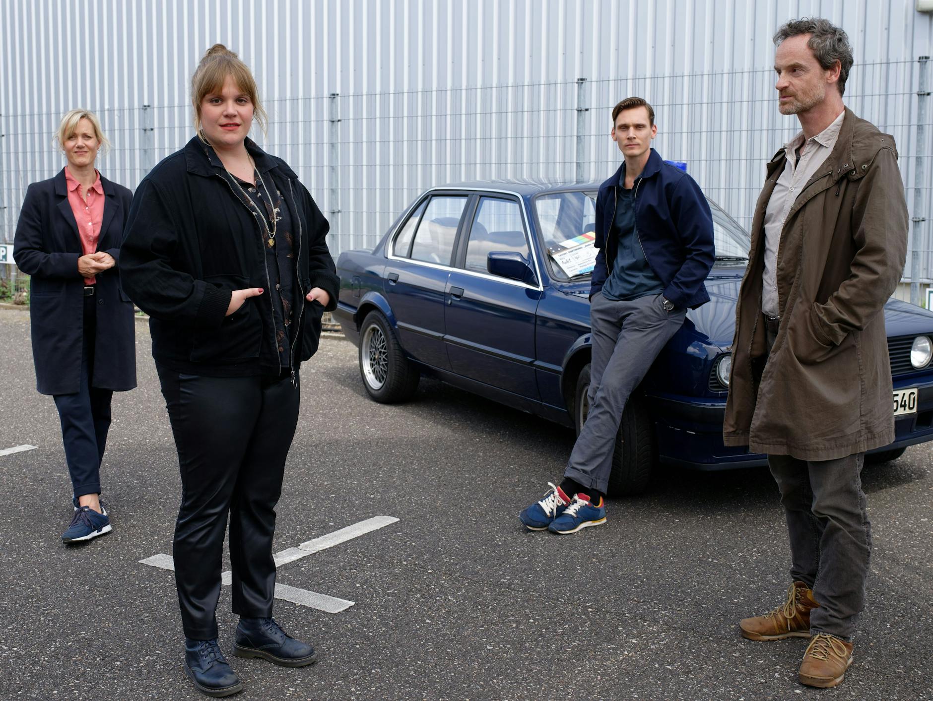 Die Schauspieler Anna Schudt, Stefanie Reinsperger, Rick Okon und Jörg Hartmann (v.l.) stehen bei einem Fototermin bei Dreharbeiten zum Dortmunder „Tatort - Heile Welt“ auf einem Parkplatz. „Tatort“ '21, das heißt unter anderem eine neue Kommissarin im Dortmund-Team. Reinsperger ermittelt im Ruhrgebiet als Rosa Herzog.