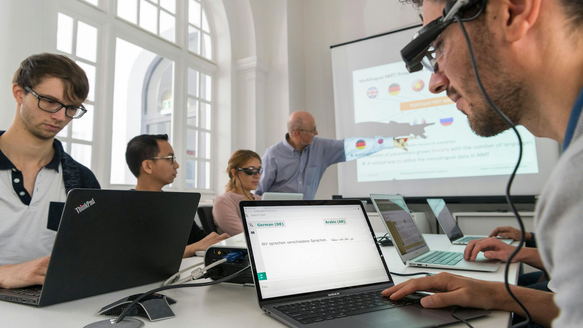 Alexander Waibel, Professor für Informatik am Karlsruher Institut für Technologie (KIT), mit Studenten – in Nicht-Corona-Zeiten.