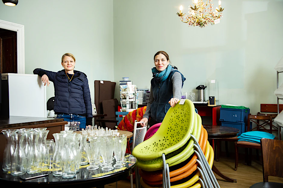 Alles muss raus: Lisa Bruder (l.) und Kyra Gass schließen das Café Zuckerfee.