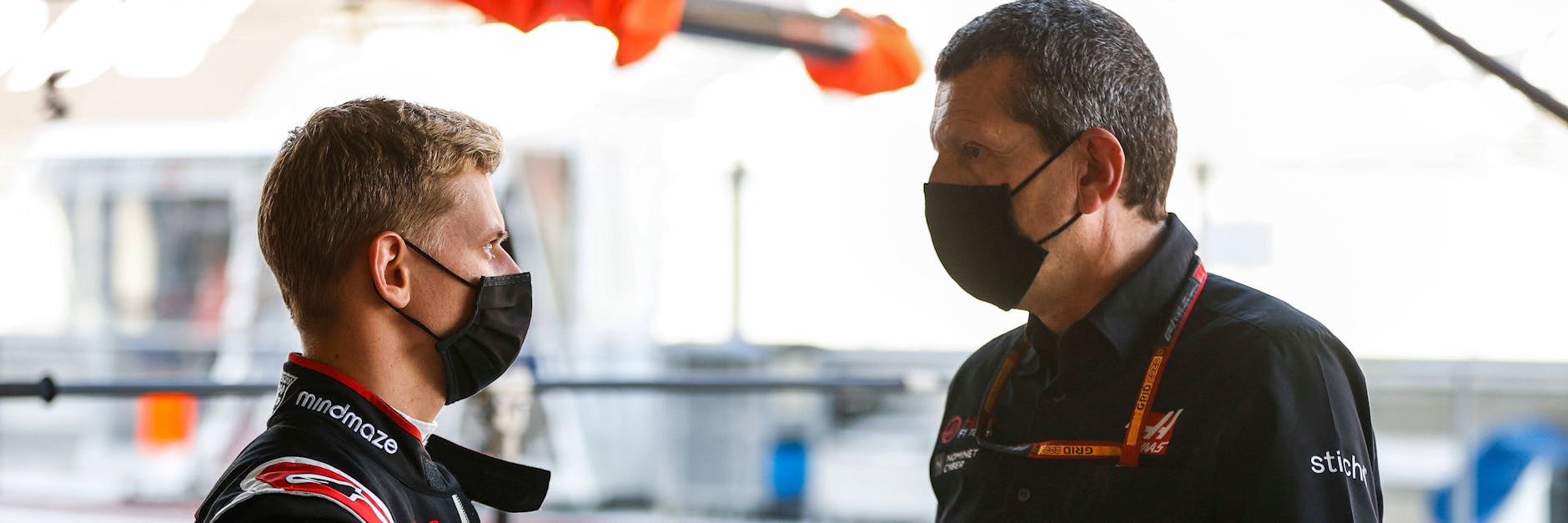 Mick Schumacher unterhält sich angeregt mit seinem neuen Teamchef Günther Steiner.