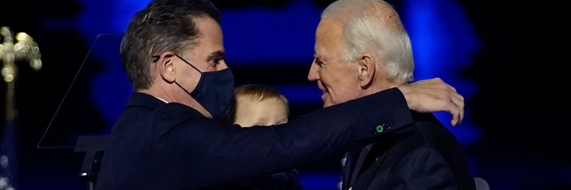 Joe Biden (r.) umarmt nach einer Ansprache seinen Sohn Hunter Biden auf der Bühne.