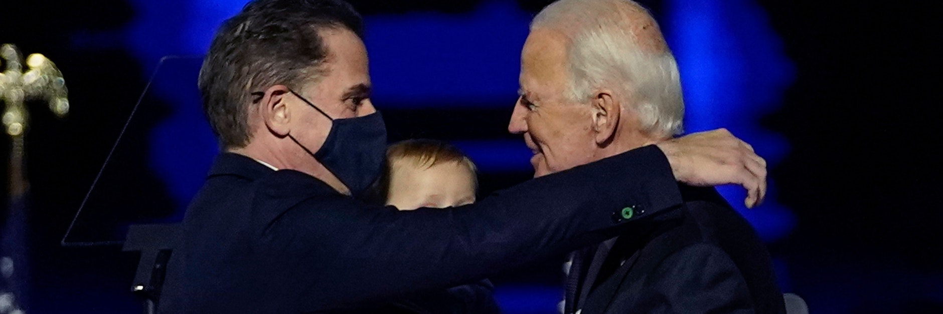 Joe Biden (r.) umarmt nach einer Ansprache seinen Sohn Hunter Biden auf der Bühne.