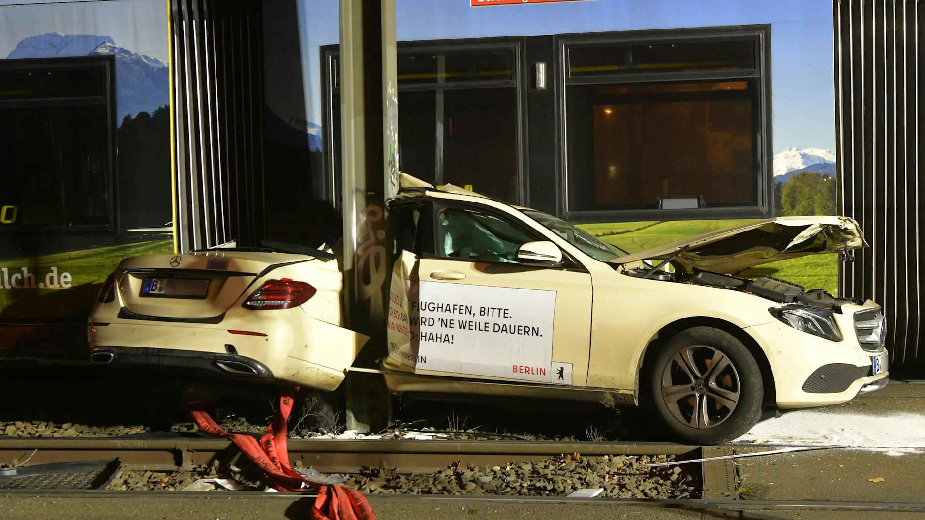 Die Straßenbahn und der Pfosten haben das Taxi regelrecht zerrissen.