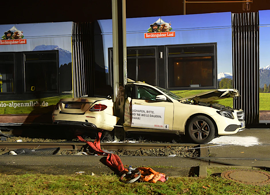 Die Straßenbahn und der Pfosten haben das Taxi regelrecht zerrissen.