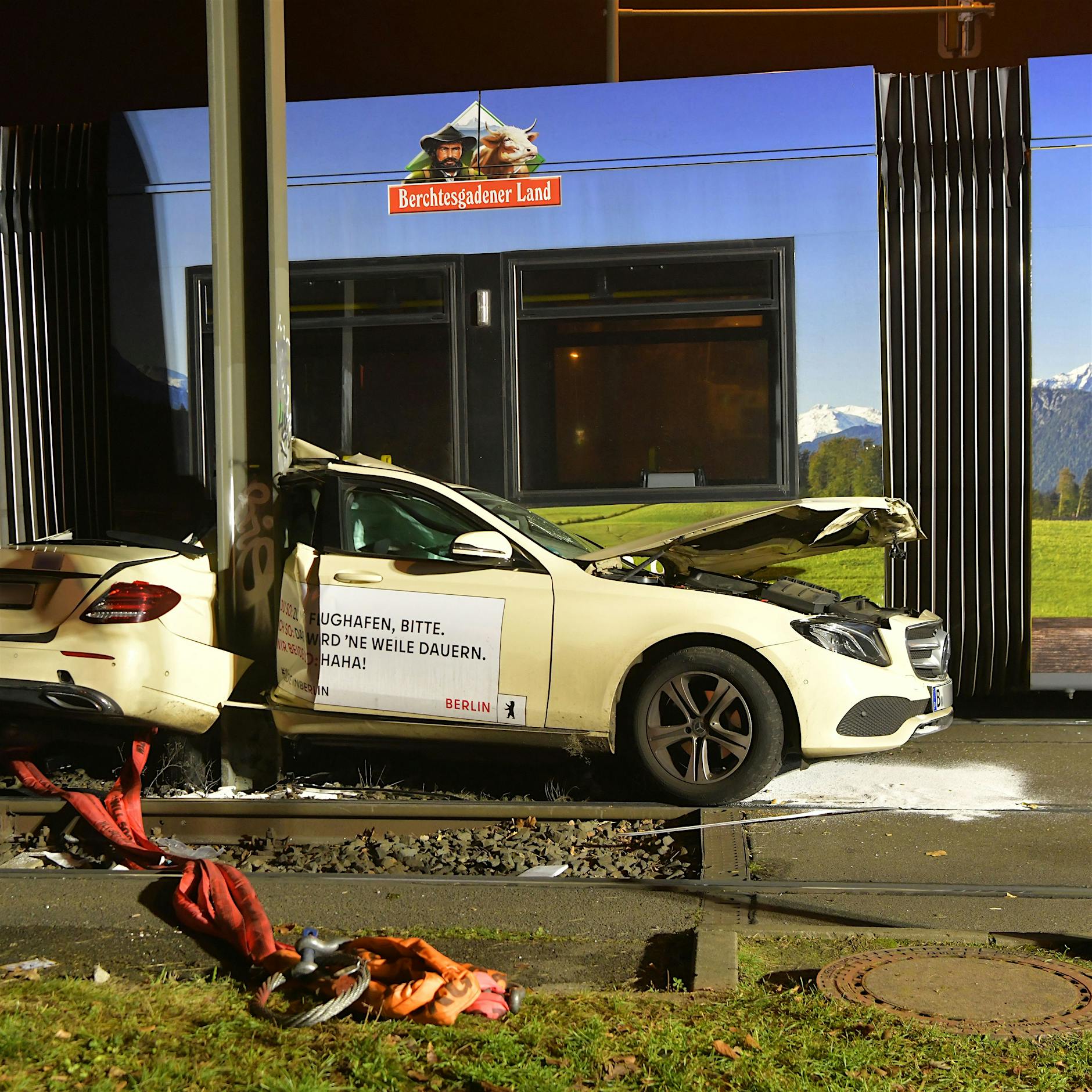 Unfall in Marzahn: Straßenbahn zerteilt Taxi in zwei Hälften