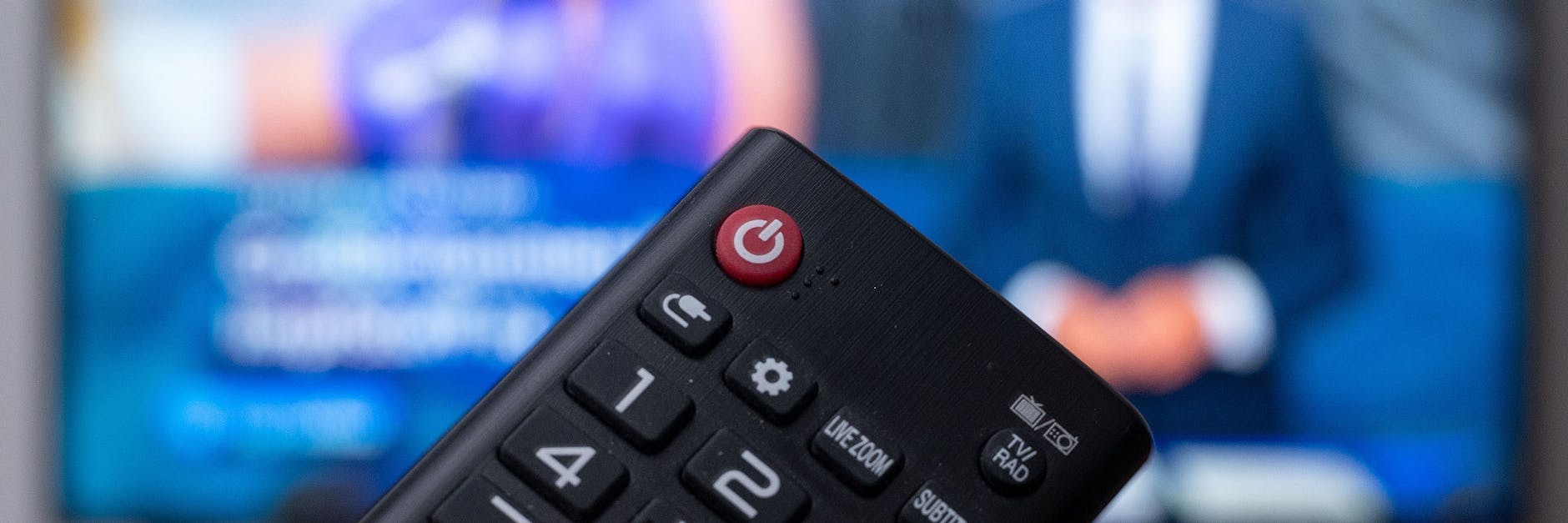 Trotz scharfer Kritik von Kommunen und Teilen der Wirtschaft will die Bundesregierung eine Regelung zur sogenannten Umlagefähigkeit von Fernseh-Kosten abschaffen.