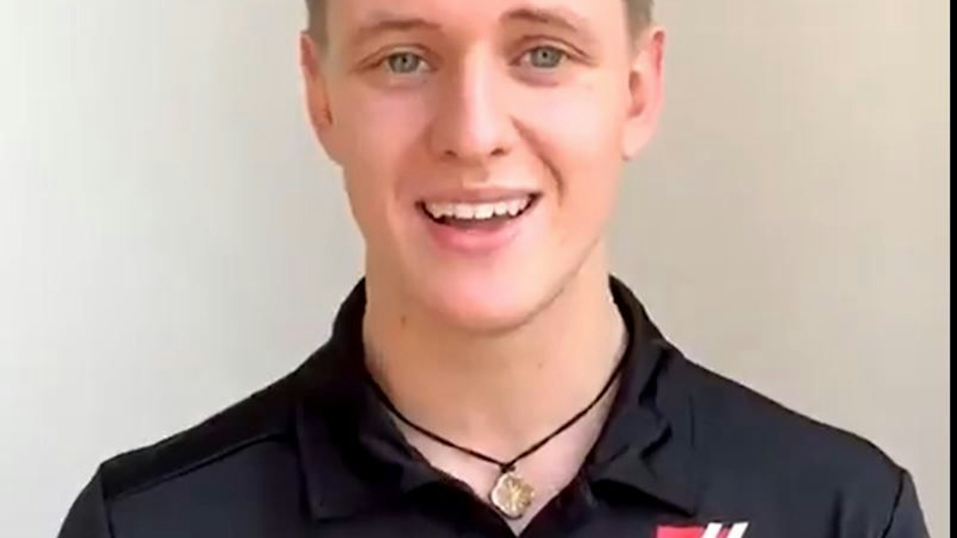 Mick Schumacher zeigt das Glücks-Amulett.