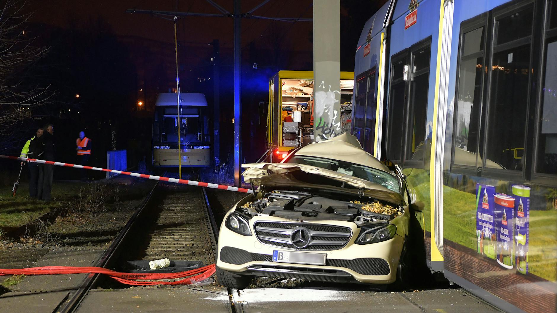 Das Taxi steht auf den Tramgleisen. Die Feuerwehr ist im Einsatz.