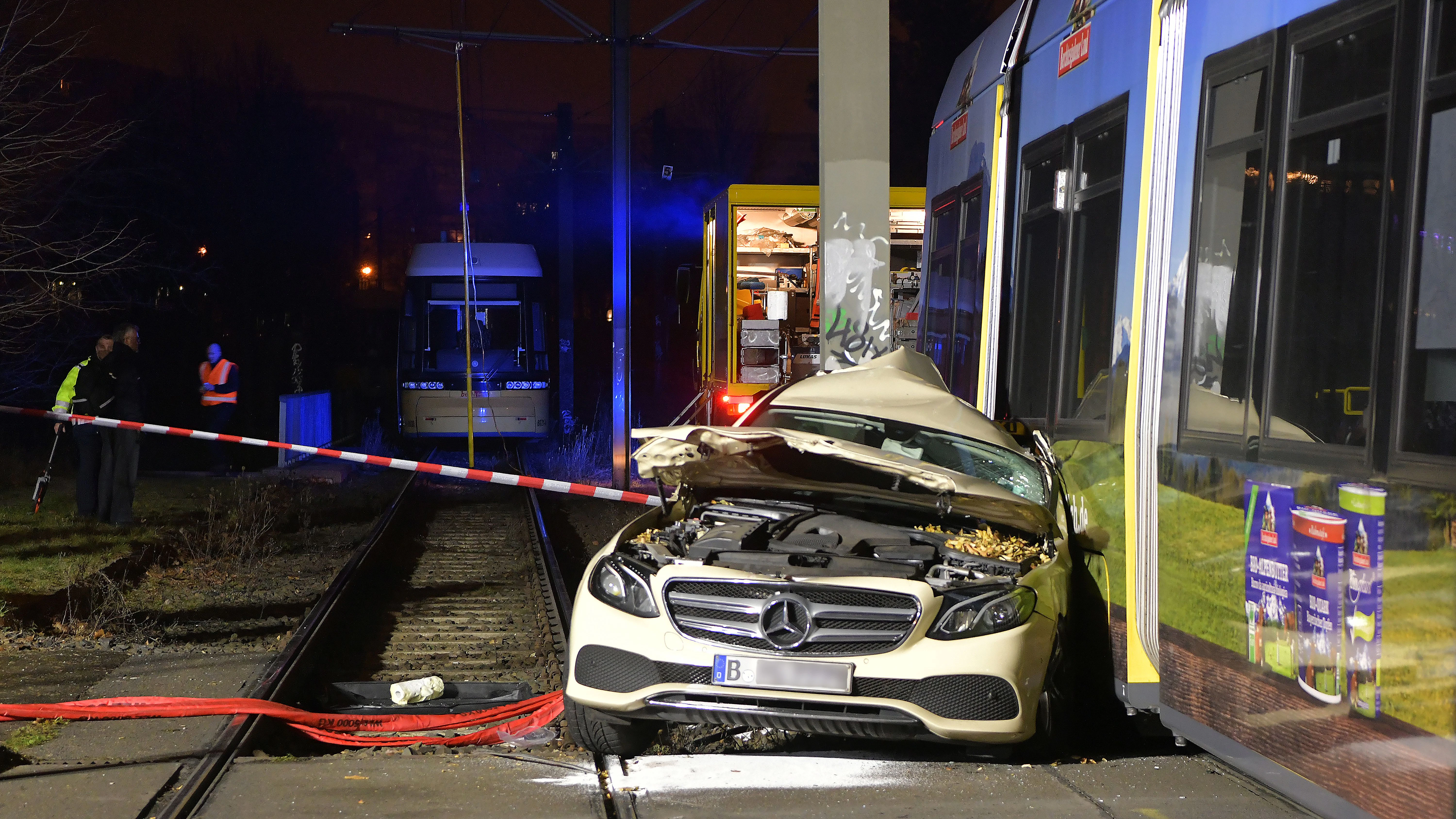 Das Taxi steht auf den Tramgleisen. Die Feuerwehr ist im Einsatz.