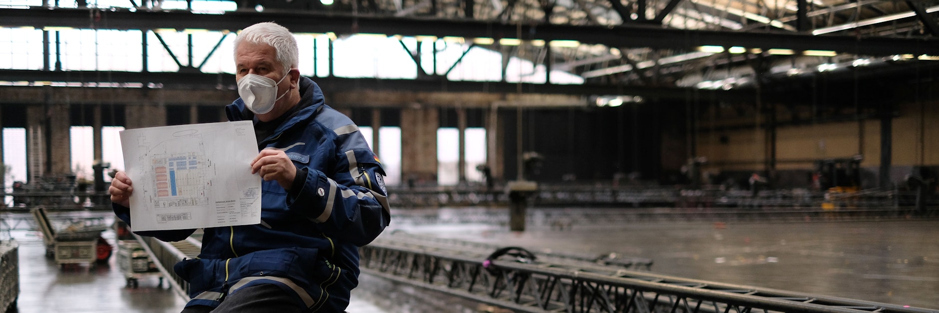 Albrecht Broemme in der Arena Berlin. Er zeigt den Plan, wie er diess Halle zum Impfzentrum umbauen will.<br><br>