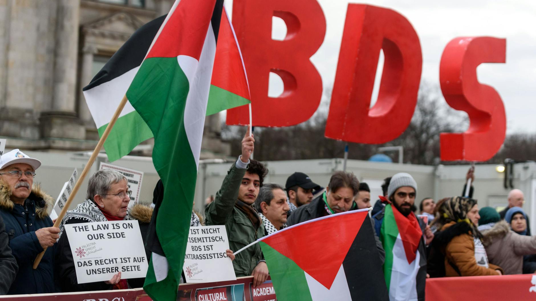 Anhänger der BDS-Kampagne protestieren vor dem Reichstagsgebäude gegen den BDS-Beschluss des Bundestags.