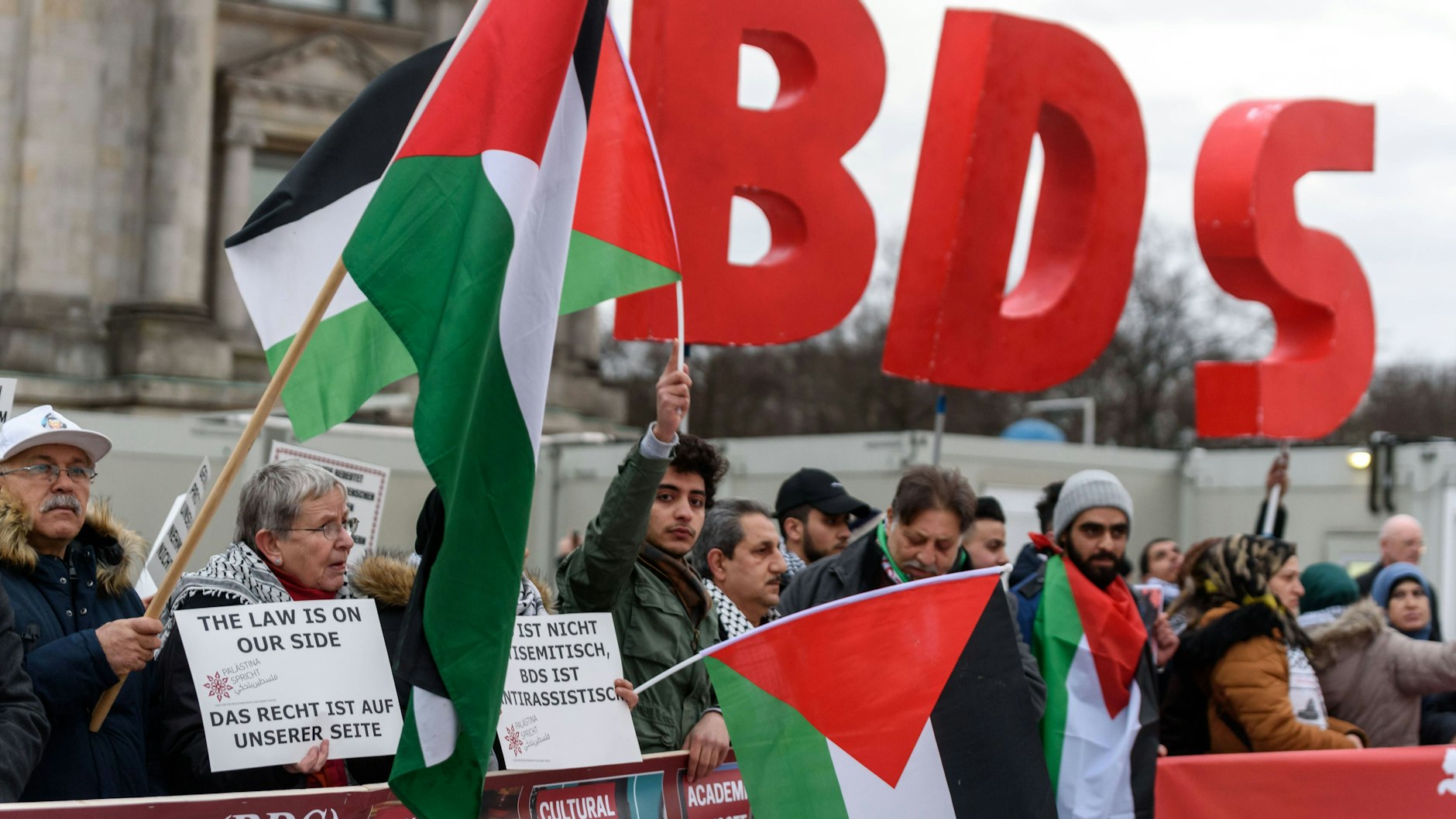 Anhänger der BDS-Kampagne protestieren vor dem Reichstagsgebäude gegen den BDS-Beschluss des Bundestags.