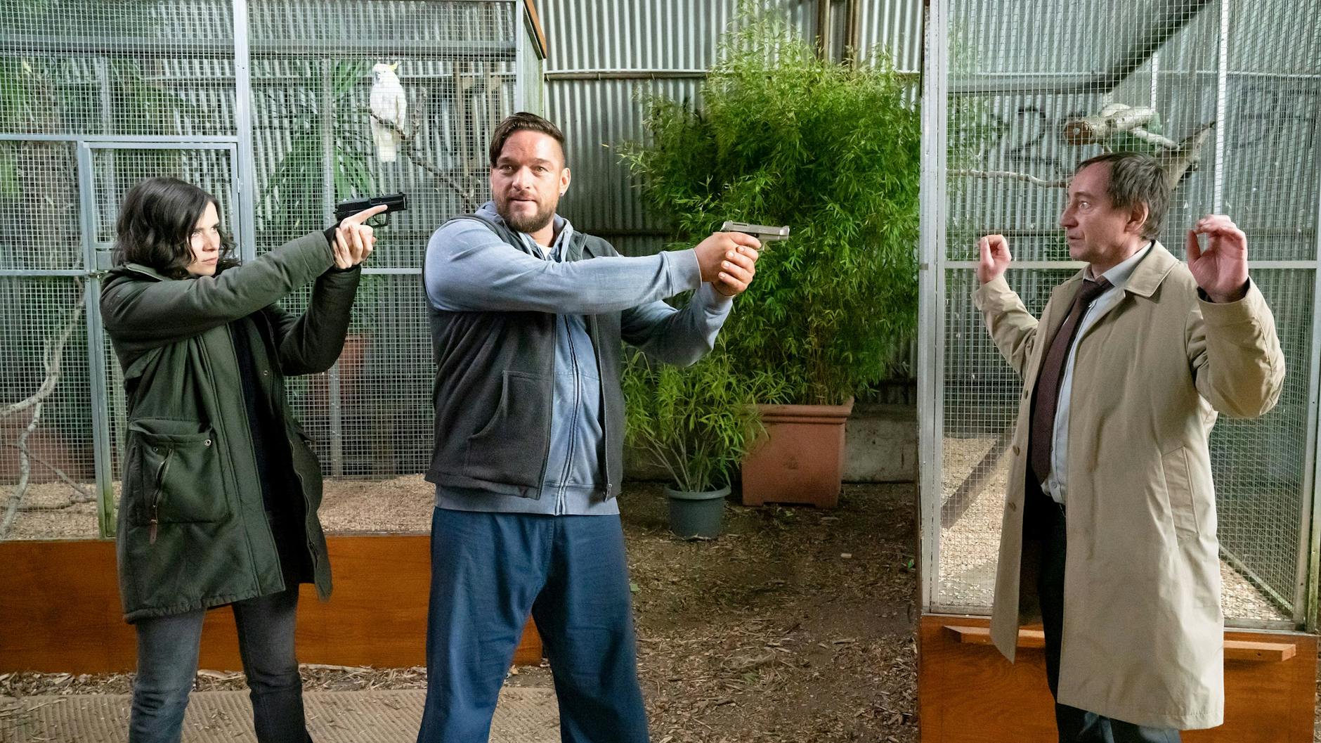 Kira Dorn (Nora Tschirner) stellt John Geist (Ronald Zehrfeld, M), dieser bedroht Kurt Stich (Thorsten Merten) in einer Szene des „Tatort: Der feine Geist“. Der Weimarer „Tatort“ ist an Neujahr der erste des Jahres 2021.