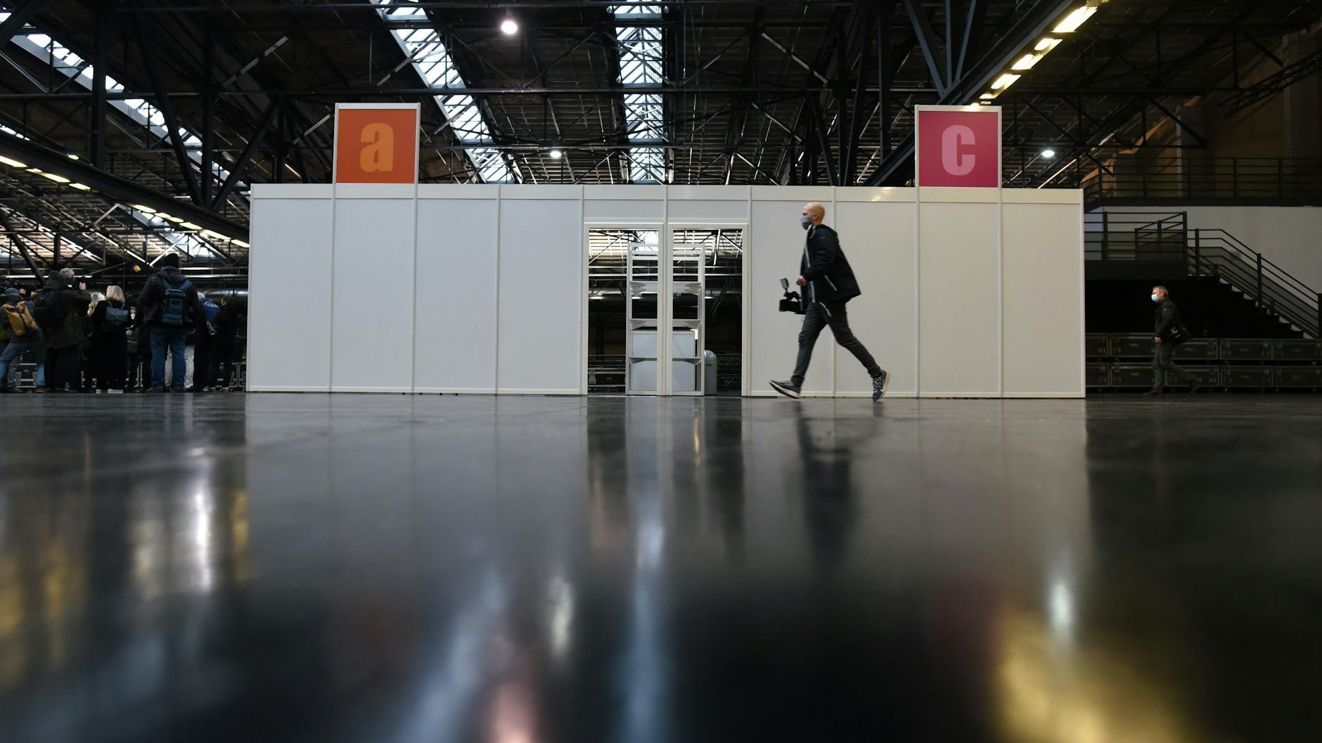 Eine der Impfstationen in der Arena Berlin. Die Halle wird eines der ersten Impfzentren sein, die fertig werden.<br><br>