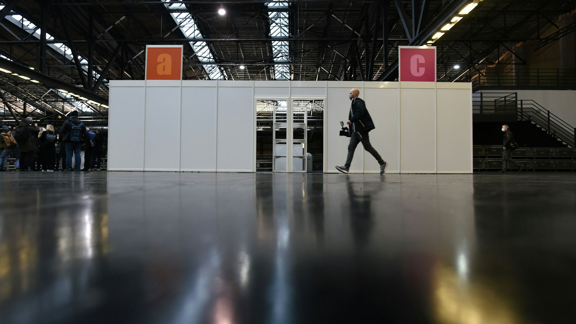 Eine der Impfstationen in der Arena Berlin. Die Halle wird eines der ersten Impfzentren sein, die fertig werden.<br><br>