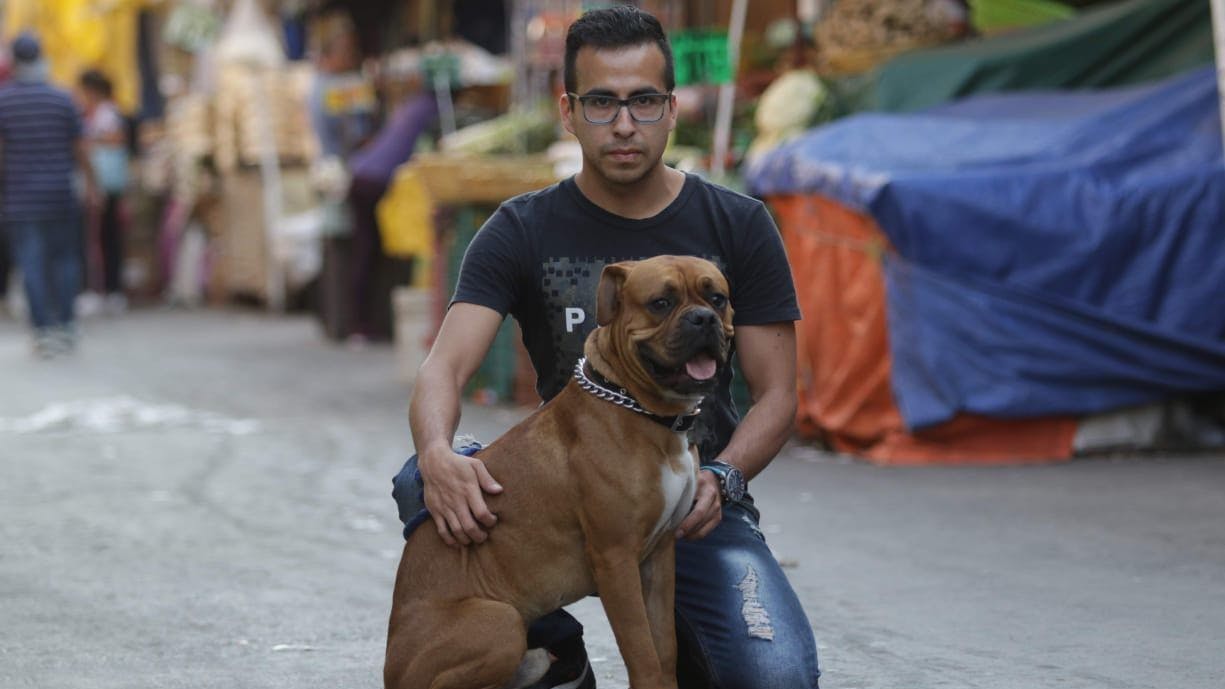 Ever Yohsimar Martinez mit seinem Hund. Der heute 28-Jährige hat den Ausstieg aus seinem Leben als Sicario, d.h. als Auftragskiller, geschafft. 