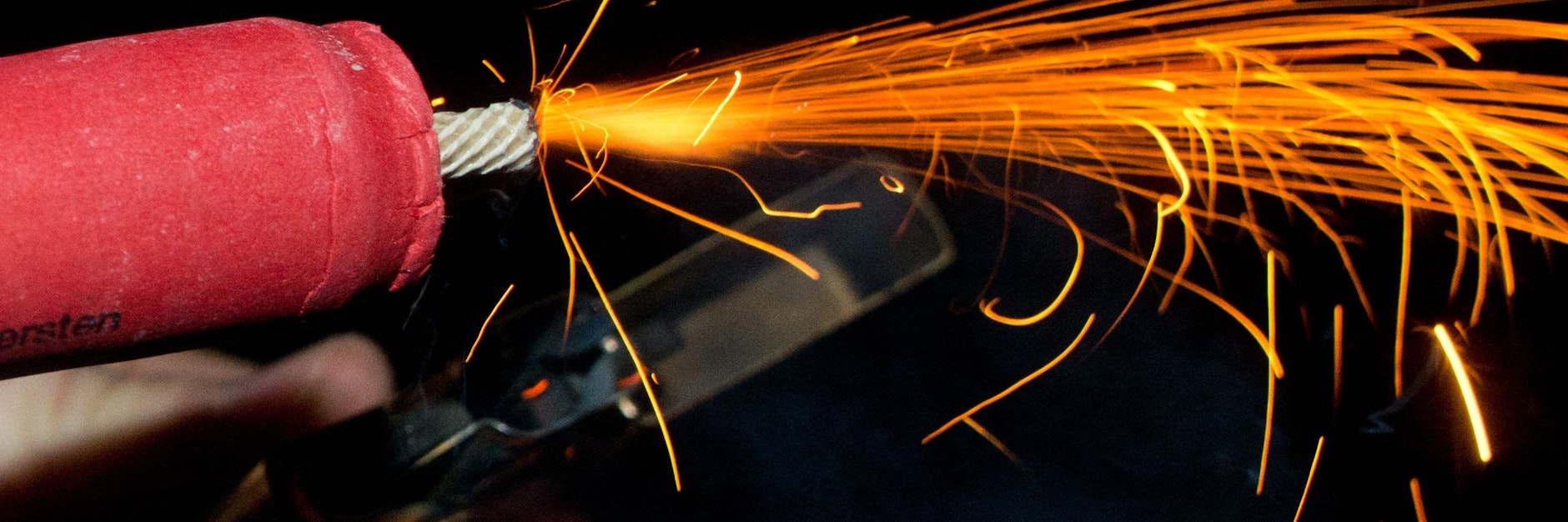 Ein Mann zündet einen Böller an.