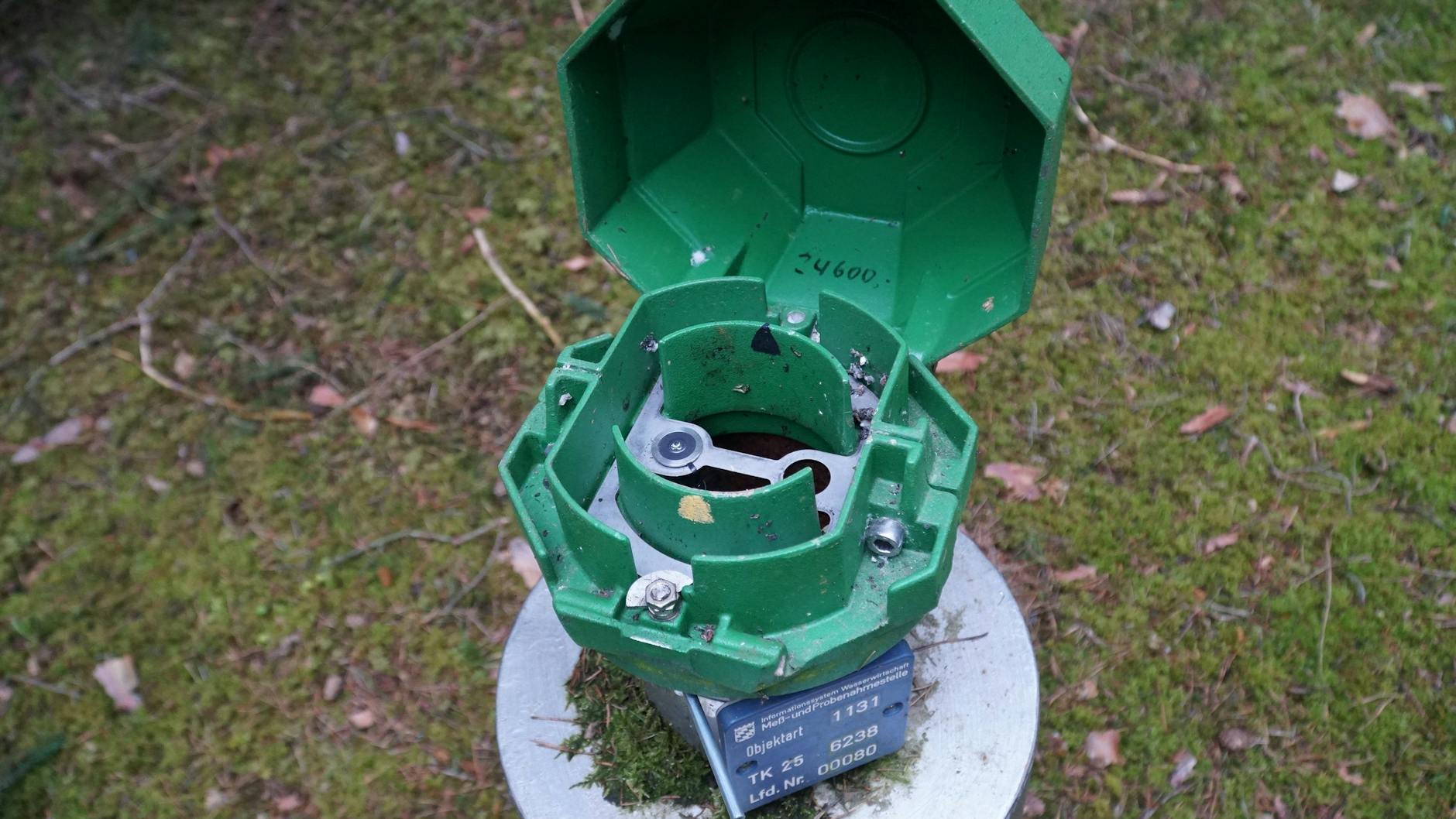 Eine Grundwassermessstelle des Wasserwirtschaftsamts Weiden. Nicht nur die Luft und die Meere werden wärmer - auch unter der Erde macht sich der Klimawandel mit steigenden Temperaturen bemerkbar.