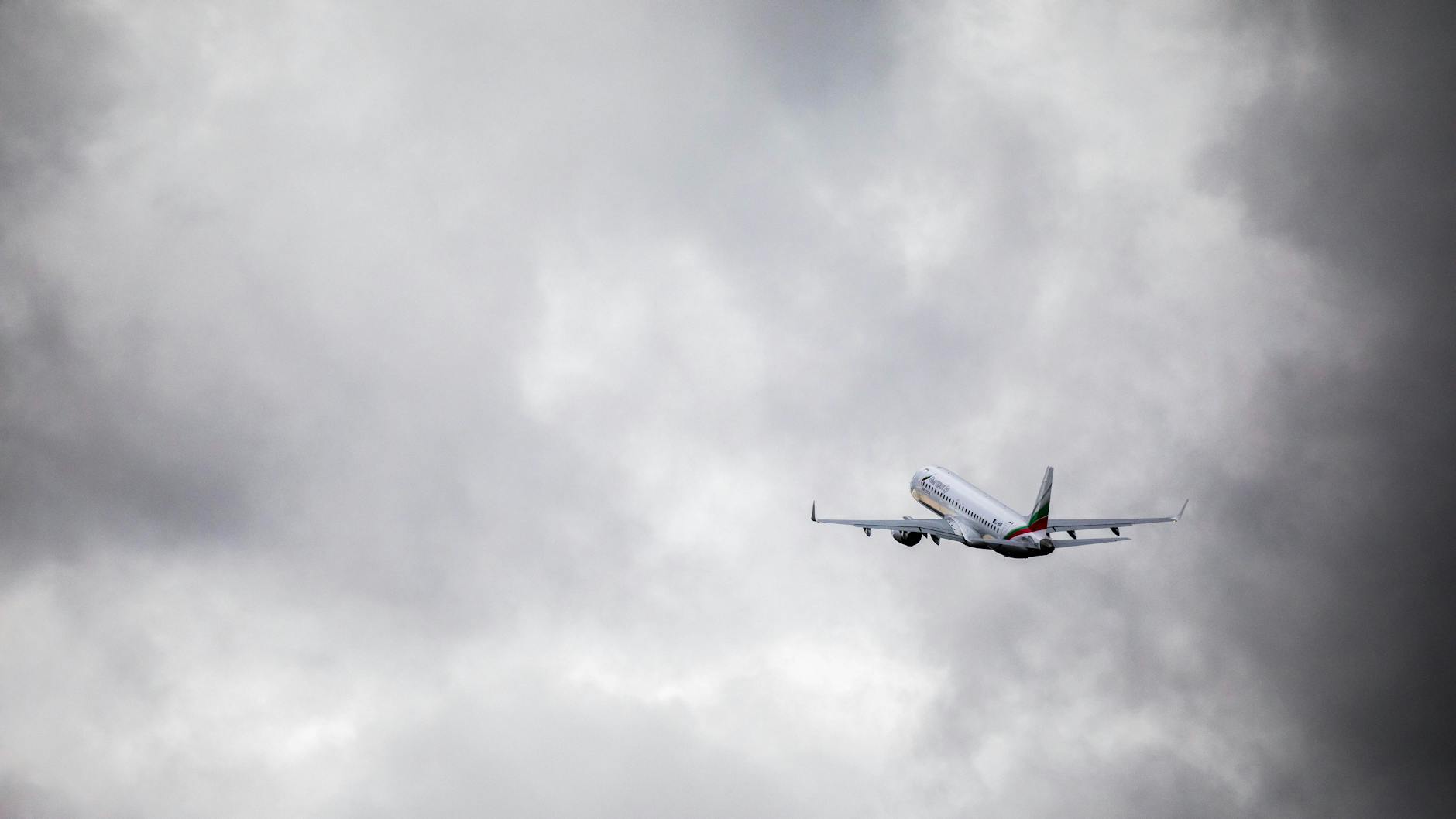 Ein Flugzeug mit abgeschobenen Menschen hebt vom Baden Airpark ab. 