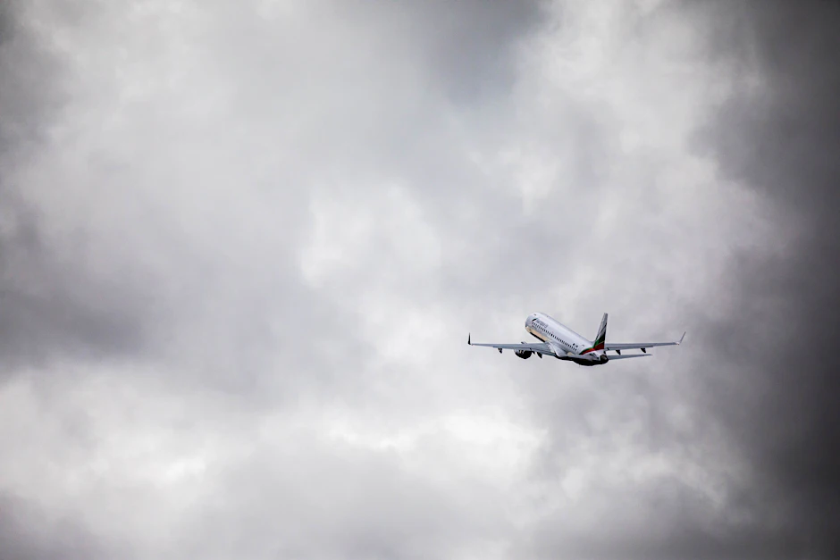 Ein Flugzeug mit abgeschobenen Menschen hebt vom Baden Airpark ab.&nbsp;